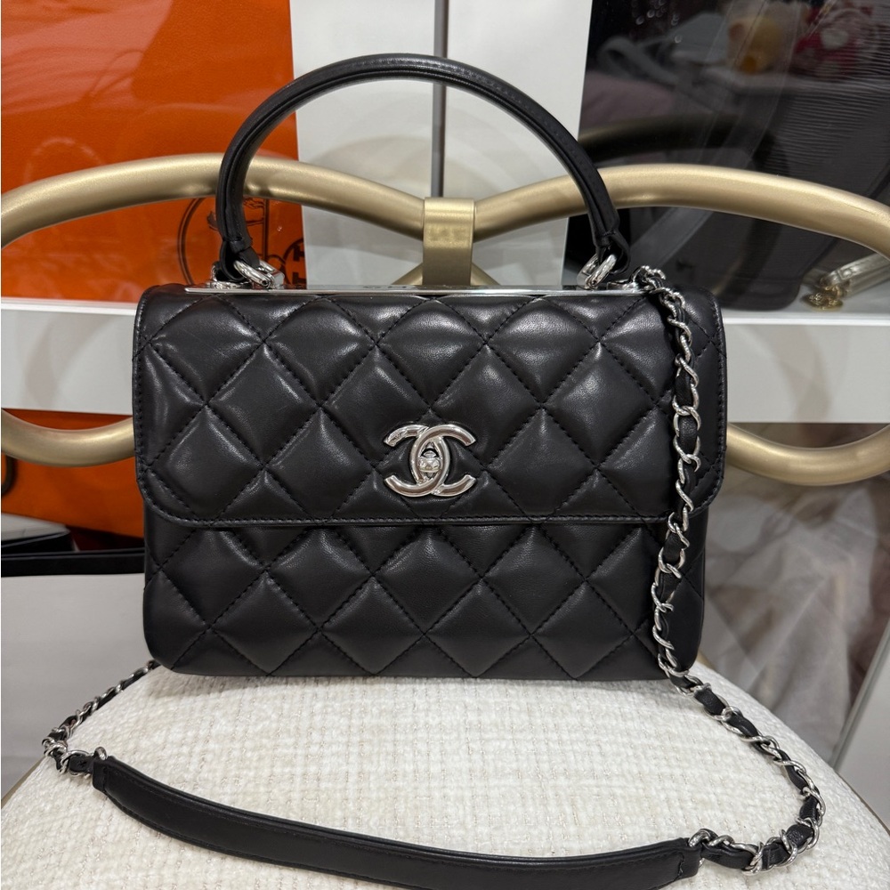 ✨ Chanel Flap Bag Top Handle
Quilted Lambskin Silver-tone Medium Black ✨